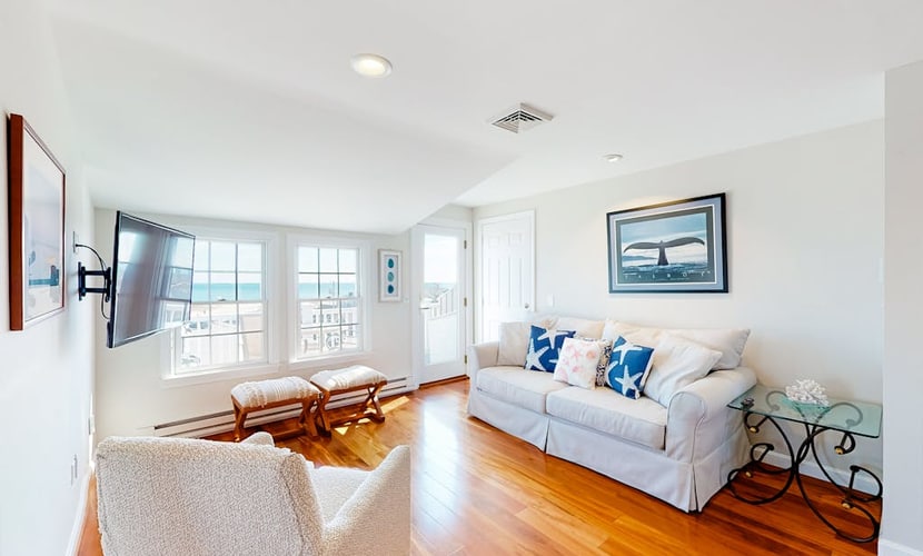 Oceanfront, 2nd-floor condo with stunning view - steps to Bank Street Beach