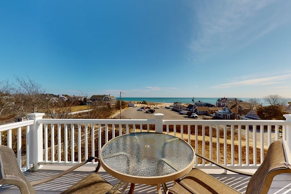Oceanfront, 2nd-floor condo with stunning view - steps to Bank Street Beach