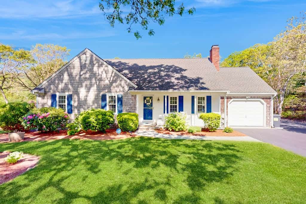 Peaceful beach retreat: private yard, close to beaches, Chatham & rail trail