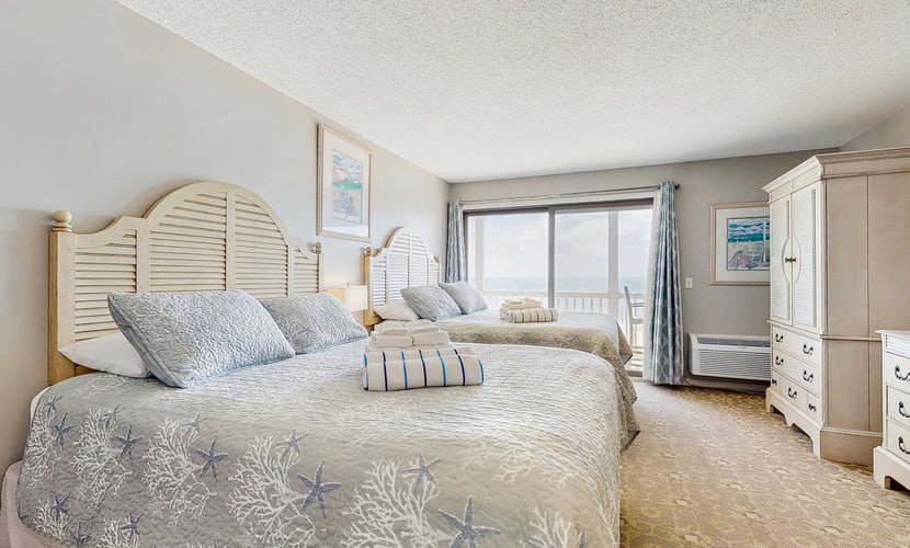 Oceanfront suite with bay views, full kitchen, balcony, AC, & firepit