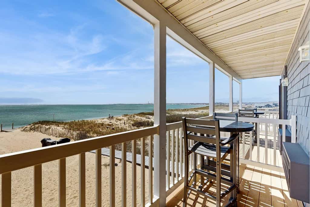 Oceanfront suite with bay views, full kitchen, balcony, AC, & firepit