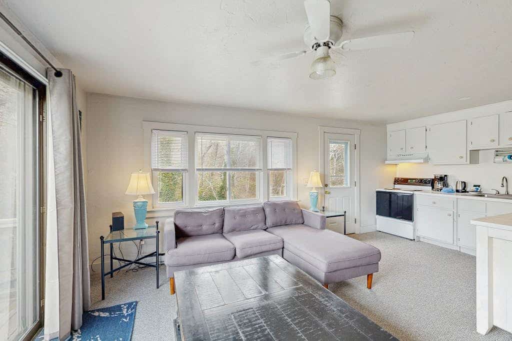 Cozy Ptown condo: steps to beach, walk to town & entertainment