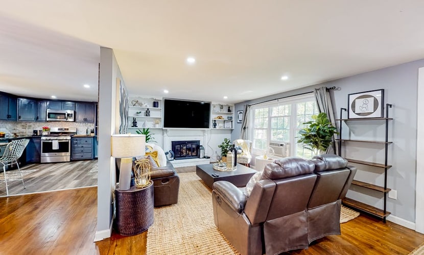 Dog-friendly home with grill, deck, full kitchen, & washer/dryer - close to golf