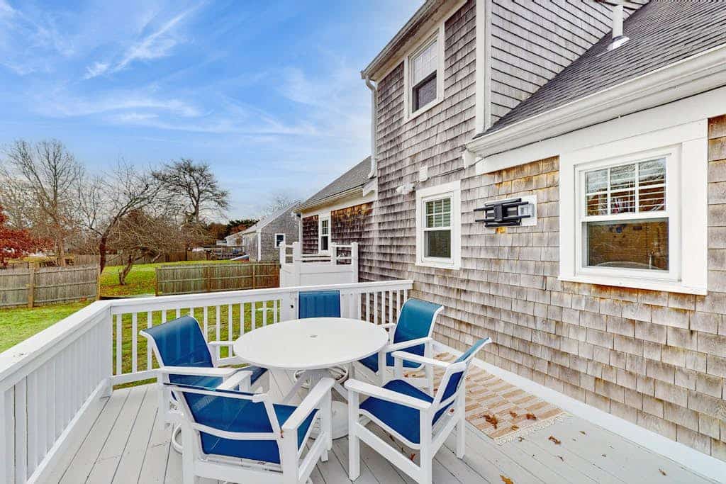 Cozy coastal home close to the bay with large deck, fenced yard, AC & beach gear