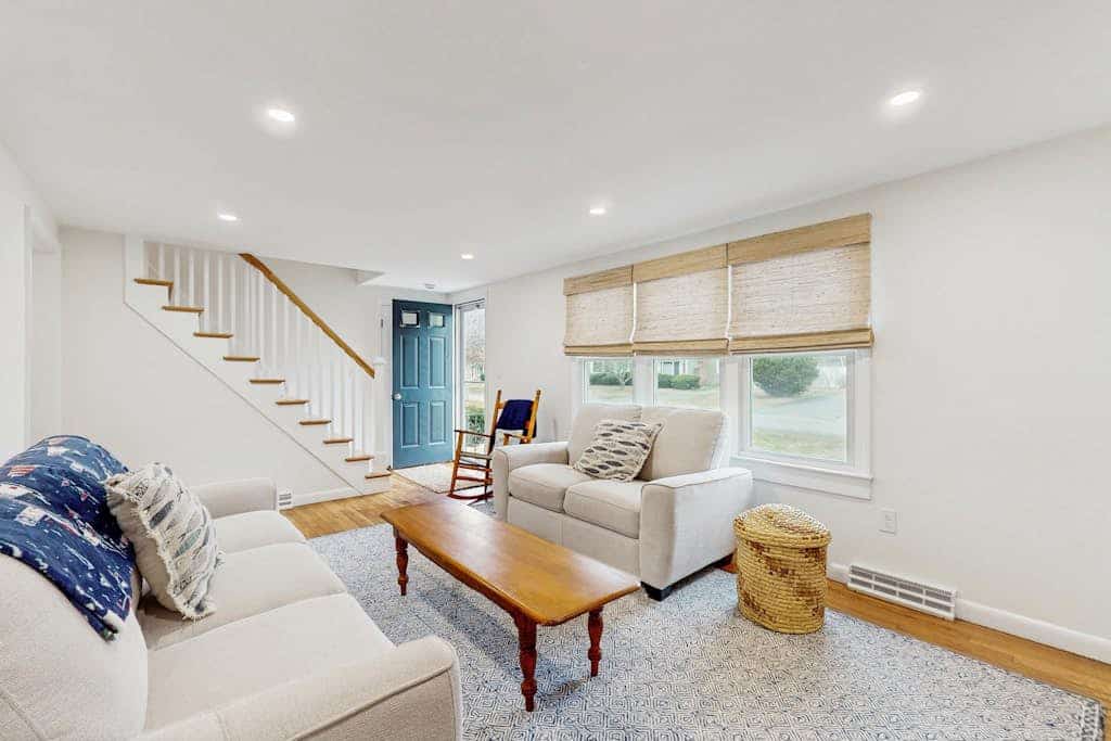 Cozy coastal home close to the bay with large deck, fenced yard, AC & beach gear