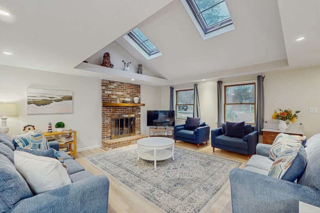 Peaceful Cape retreat with extra sleeping loft w/ 3 beds, foosball, deck & yard
