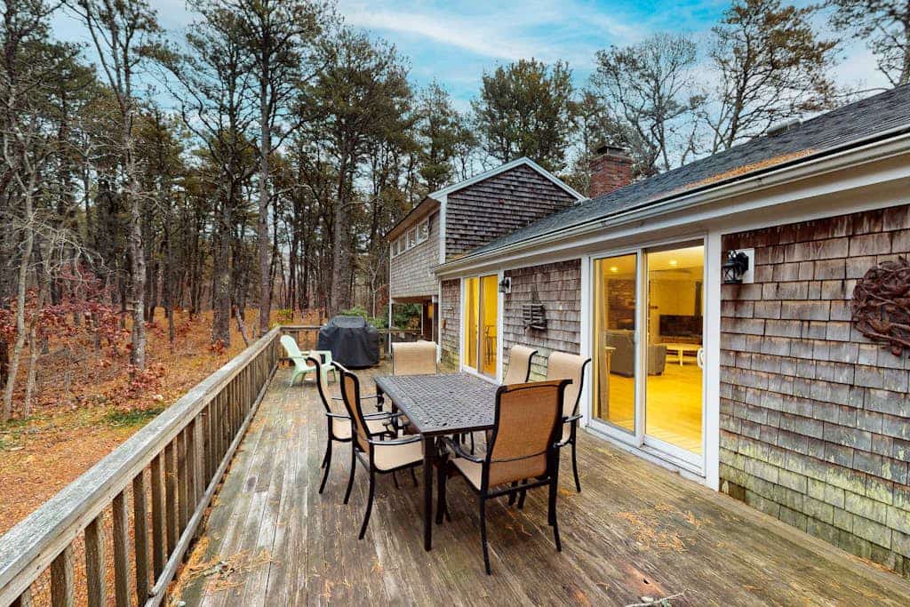 Peaceful Cape retreat with extra sleeping loft w/ 3 beds, foosball, deck & yard