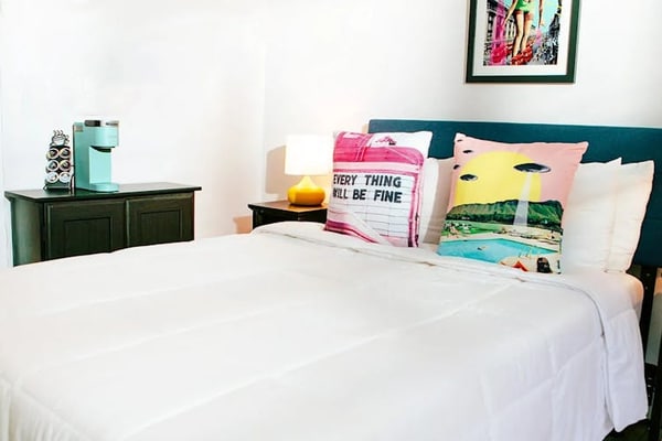 Stylish studio in central location with fireplace, AC, & tranquil courtyard