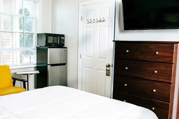 Stylish studio in central location with fireplace, AC, & tranquil courtyard
