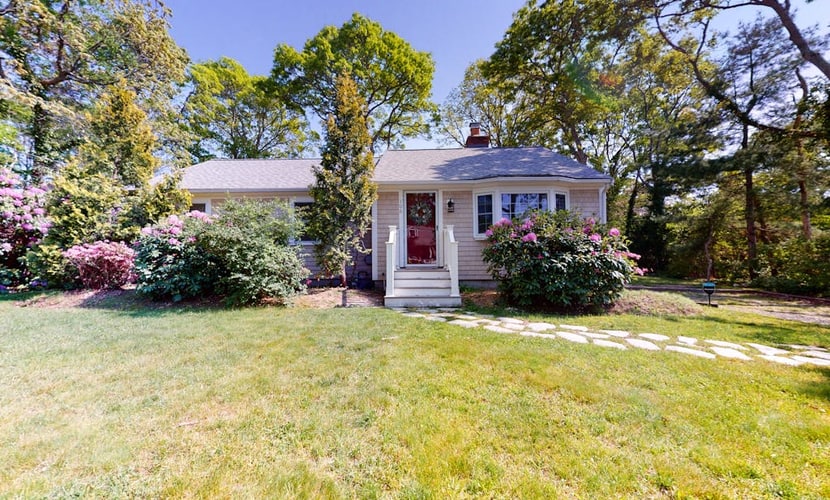 Cozy Cape home, Wifi, outdoor shower and deck - minutes to beach