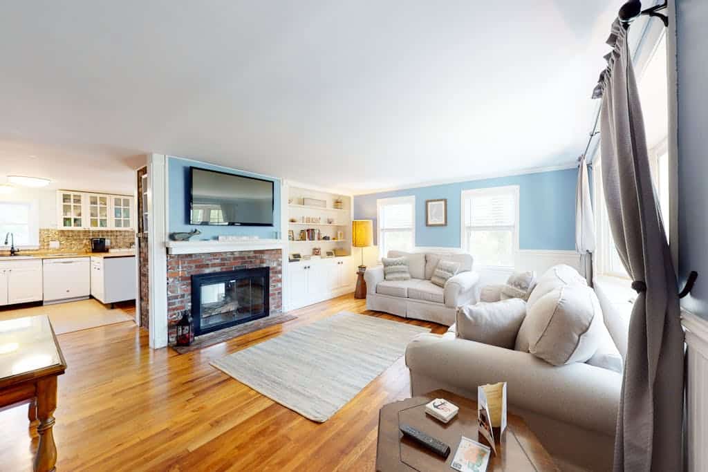 Cozy Cape home, Wifi, outdoor shower and deck - minutes to beach