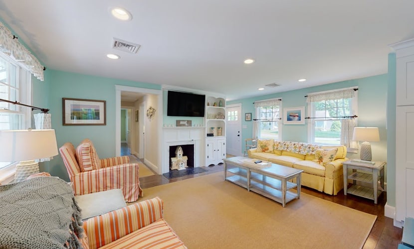 Remodeled home w/beach pass & new furnishings on 1-acre parcel - steps to lake