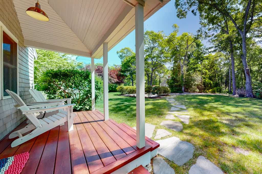 Remodeled home w/beach pass & new furnishings on 1-acre parcel - steps to lake