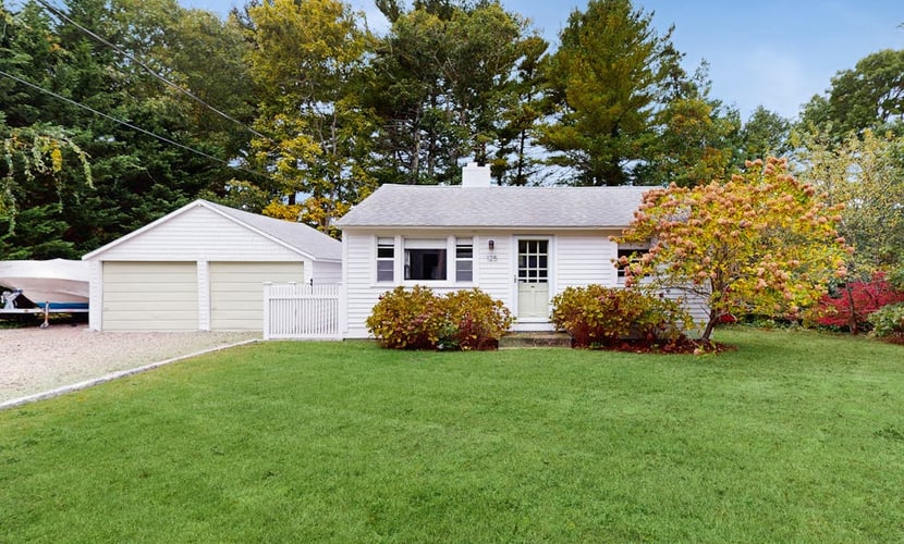 Cozy dog friendly cottage: close to beaches & large fenced yard
