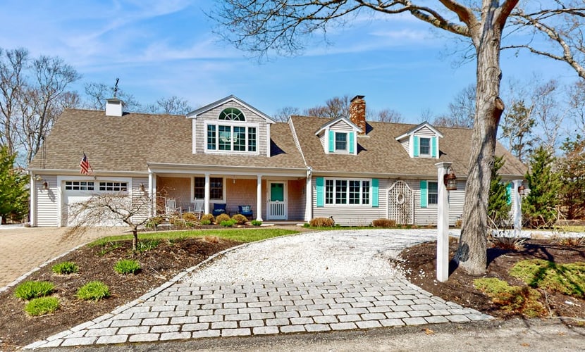 Spacious coastal retreat close to beach with modern kitchen, deck, AC, & sunroom
