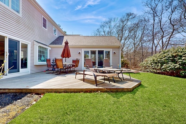 Spacious coastal retreat close to beach with modern kitchen, deck, AC, & sunroom