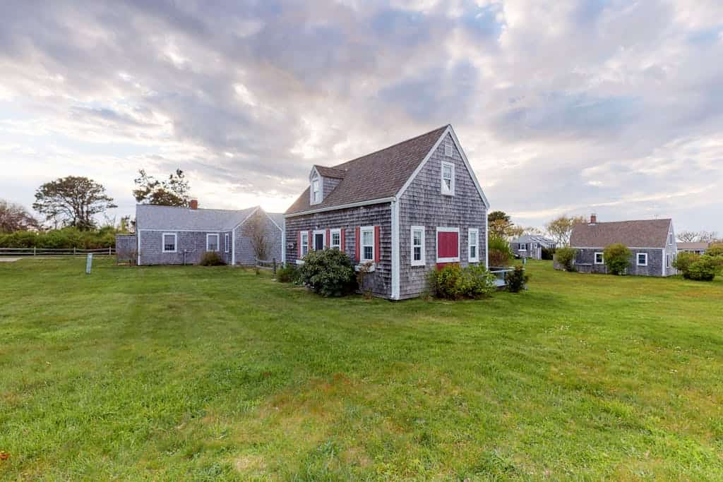 Bay view cottage w/ deck, gas grill & great view - steps to private beach