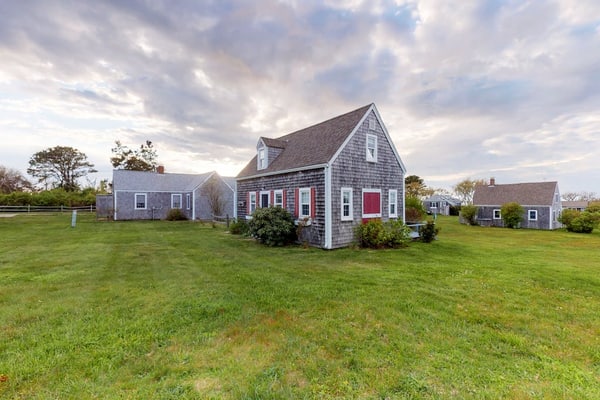 Bay view cottage w/ deck, gas grill & great view - steps to private beach