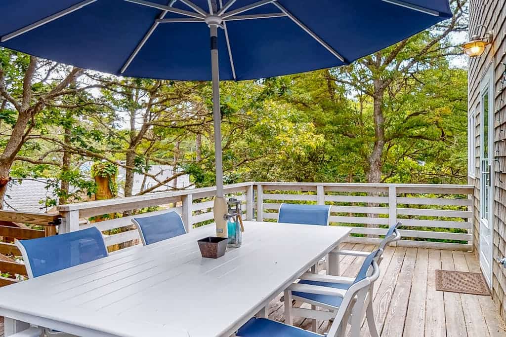 Large, air-conditioned home with 3 decks & yard - 3/4 mile to Covell's Beach
