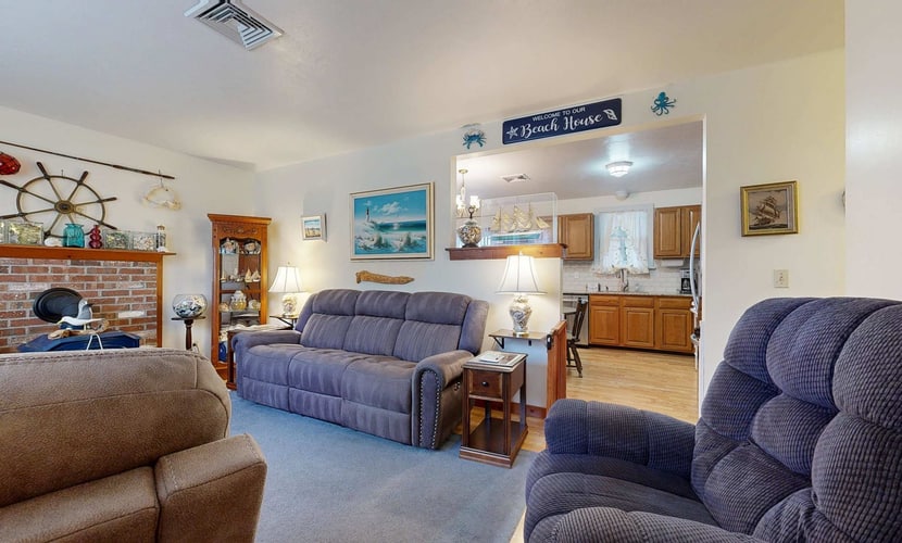 Cape Cod charmer with a large yard, deck, grill, beach gear, & central AC
