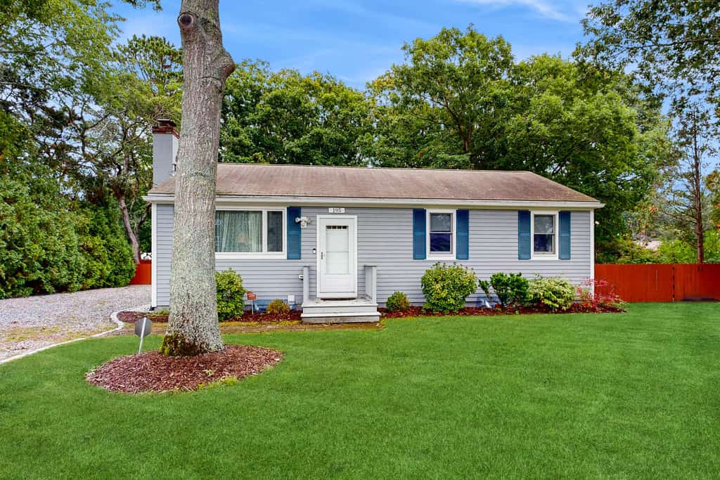 Cape Cod charmer with a large yard, deck, grill, beach gear, & central AC