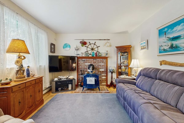 Cape Cod charmer with a large yard, deck, grill, beach gear, & central AC