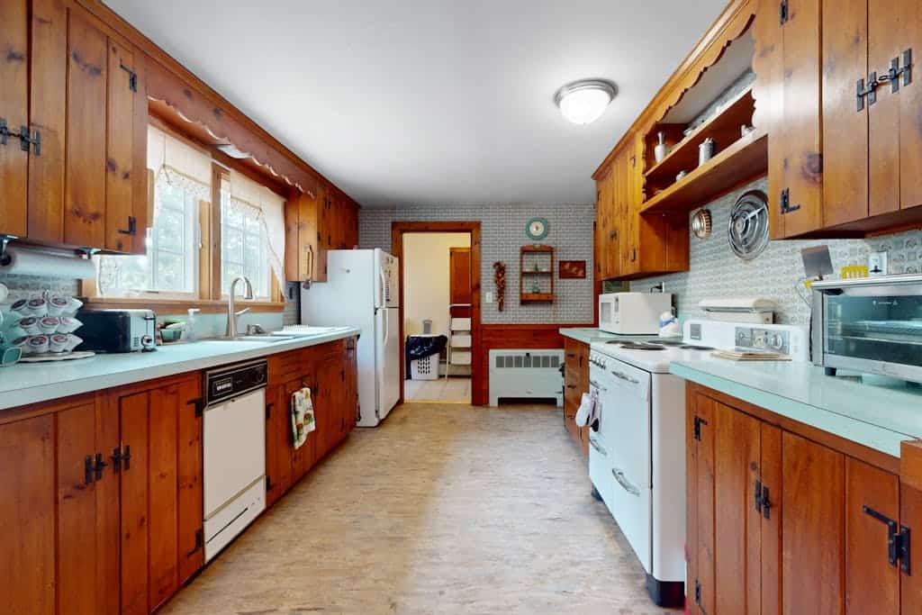 Cozy Cape style home near the beach and ferry with patio, W/D, & AC