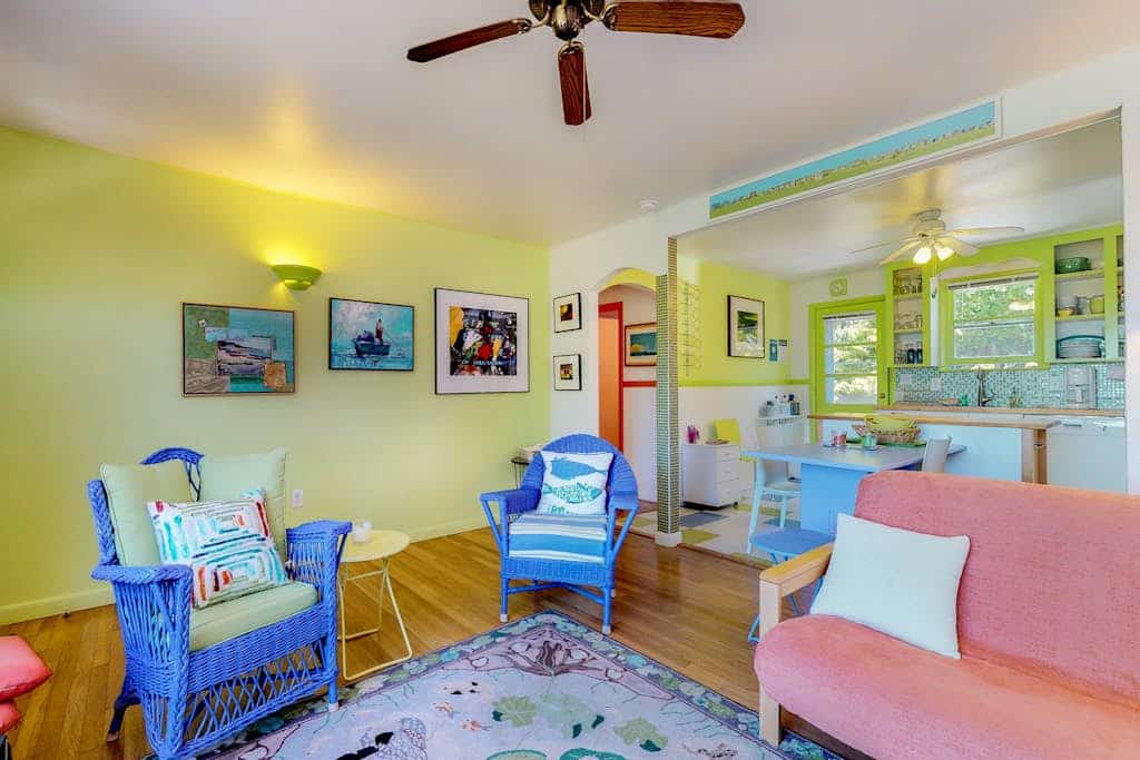 Lakefront Cottage with a Deck, Free WiFi, Gas Grill - Close to Ferries & Beaches