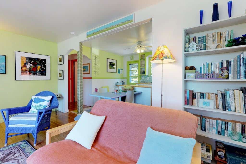 Lakefront Cottage with a Deck, Free WiFi, Gas Grill - Close to Ferries & Beaches