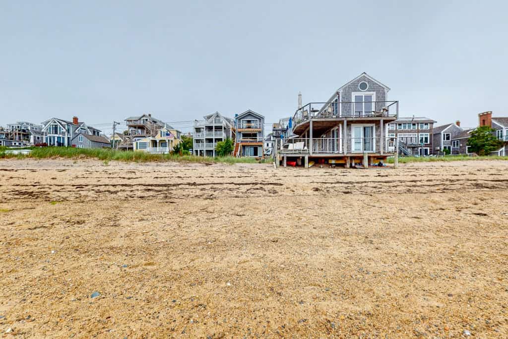 Bayfront condo in great location with deck, cable, kitchenette, water views