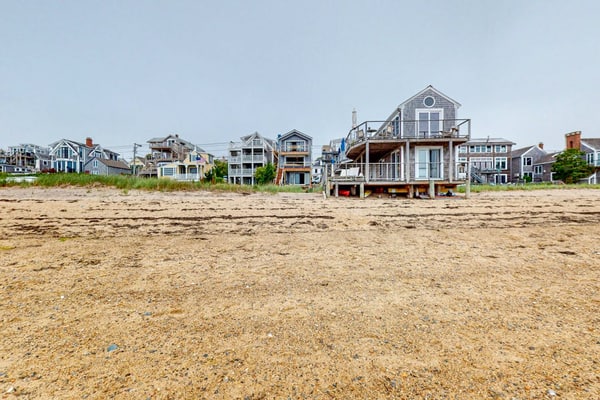 Bayfront condo in great location with deck, cable, kitchenette, water views