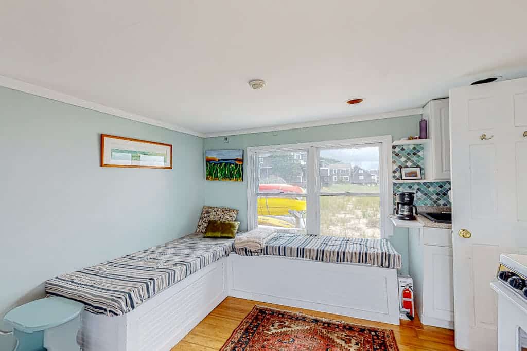 Bayfront condo in great location with deck, cable, kitchenette, water views