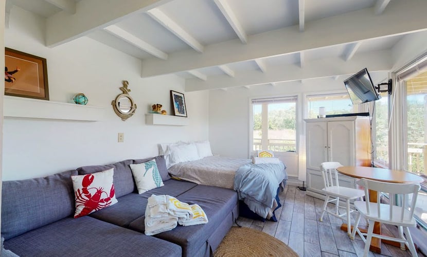 Cozy waterfront studio w/direct beach access - close to town