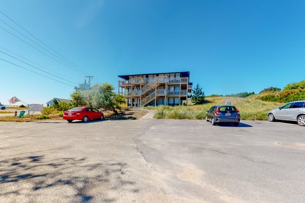 Cozy waterfront studio w/direct beach access - close to town
