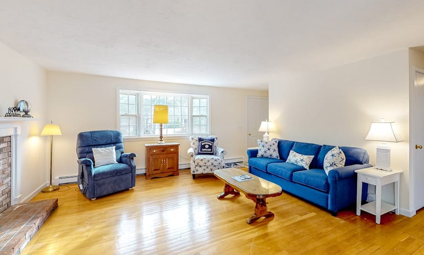 Friendly retreat with a deck, AC, and board games - stellar central location