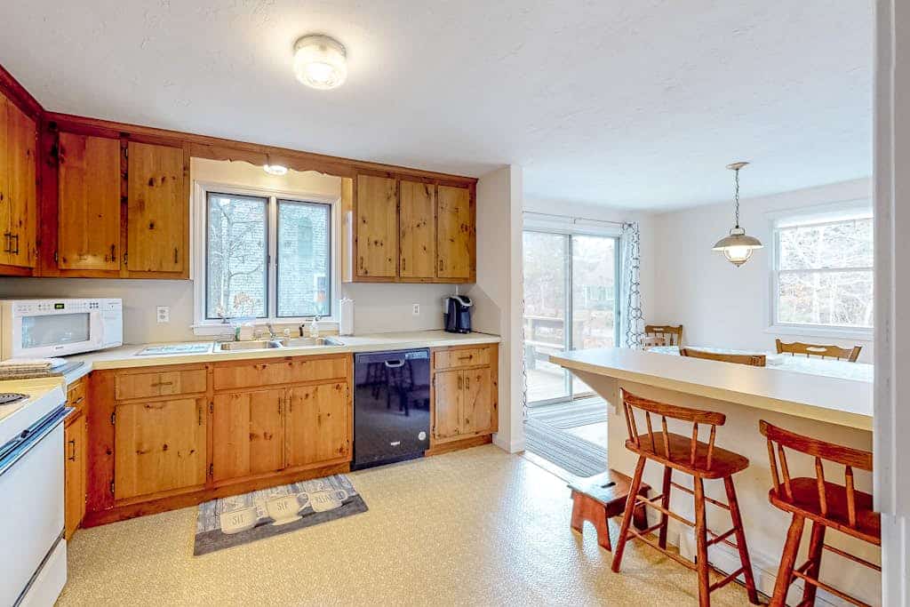 Friendly retreat with a deck, AC, and board games - stellar central location