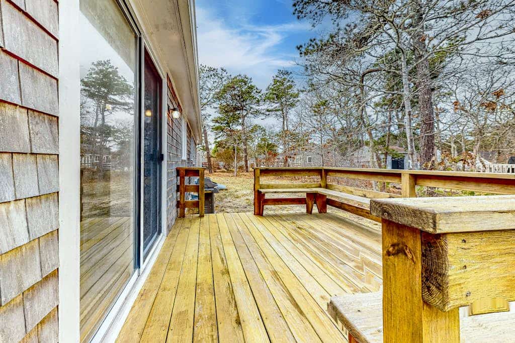 Friendly retreat with a deck, AC, and board games - stellar central location