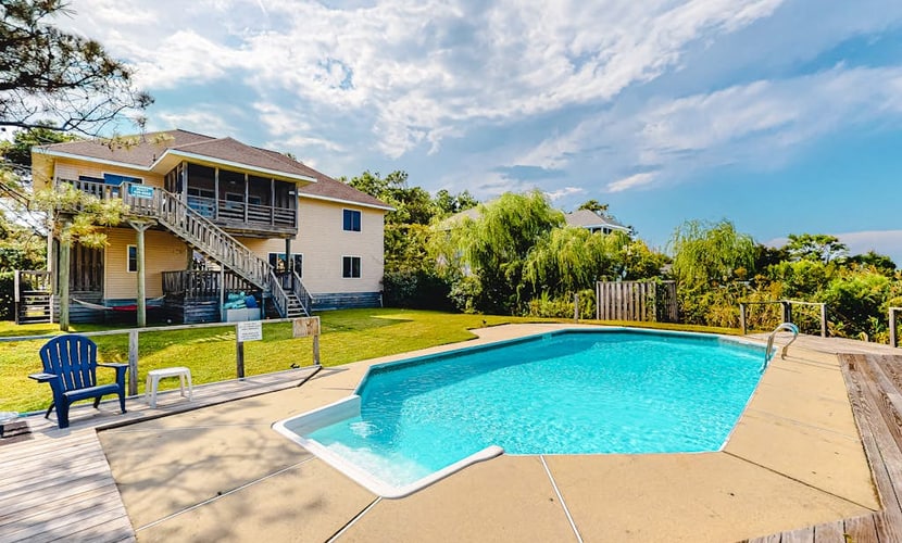 Tranquil home steps from the water w/private pool, WiFi, private washer/dryer