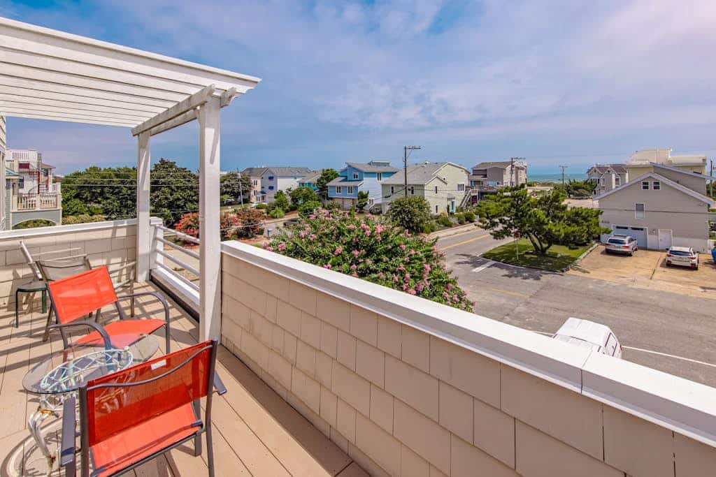 Ocean-view home that is within a 2 minute walk to the beach w/rooftop deck