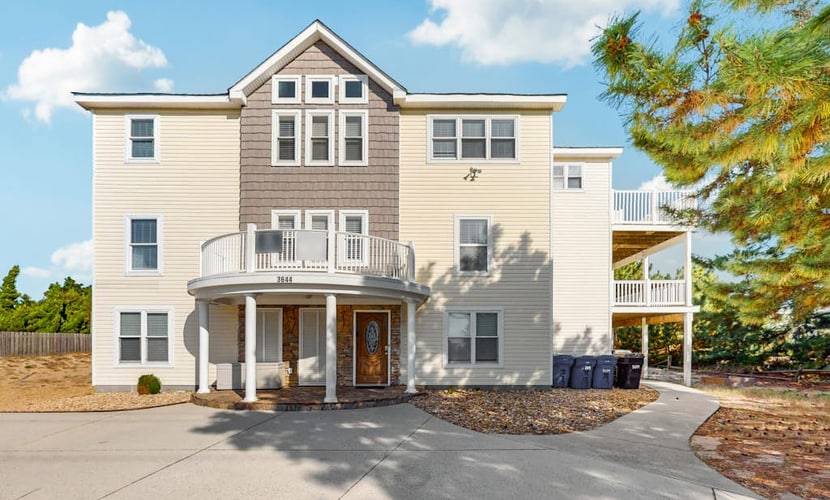 Dog-friendly home with pool, hot tub, lazy river, splash pad, & game room
