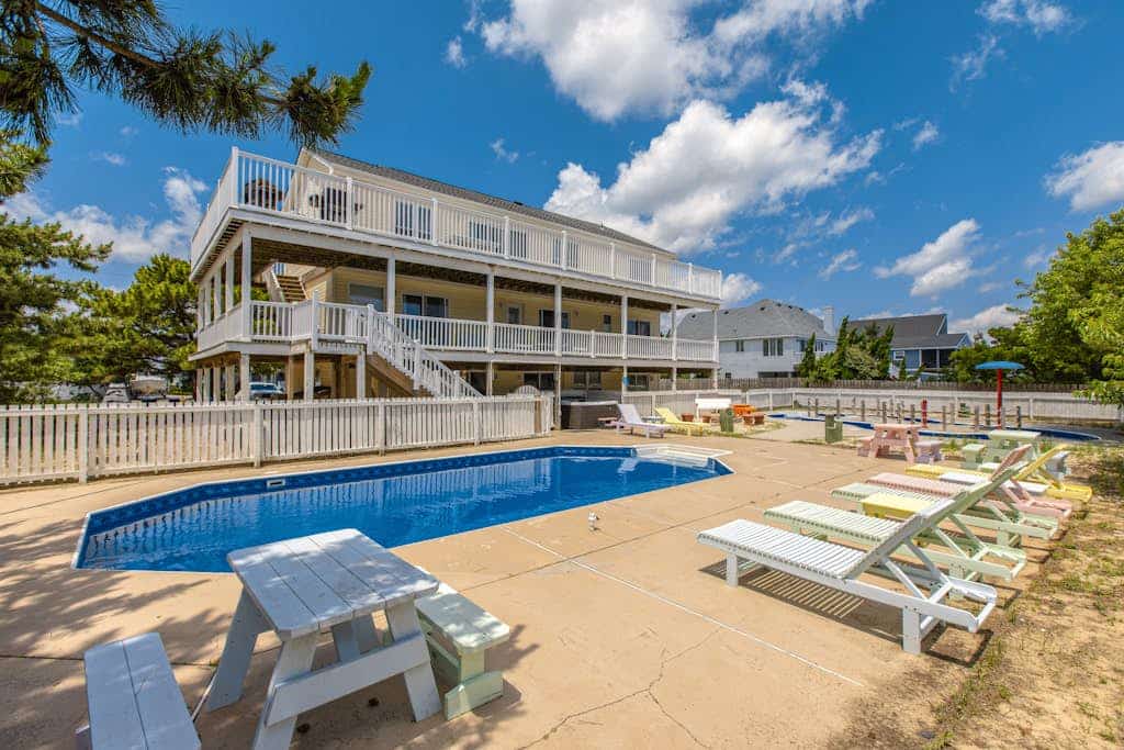 Dog-friendly home with pool, hot tub, lazy river, splash pad, & game room
