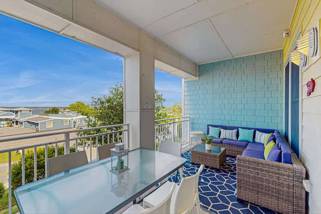 1st-floor condo with views of Back Bay, balcony, AC, outdoor pool & gym