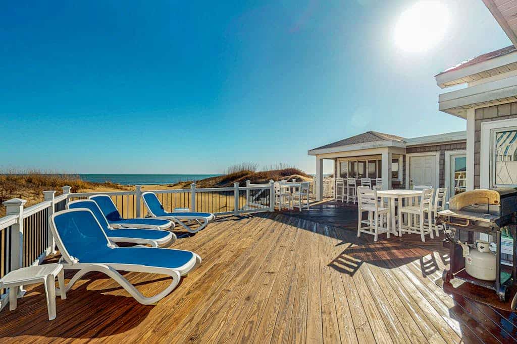 Spacious oceanfront house w/beach access, decks, grill & free WIFI