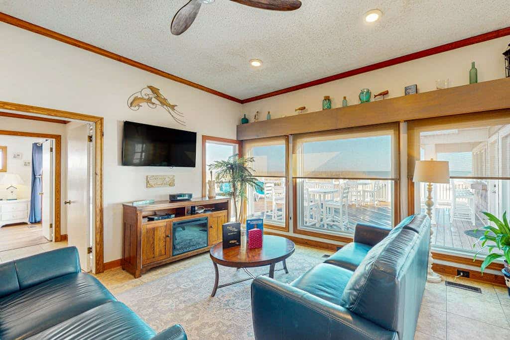 Spacious oceanfront house w/beach access, decks, grill & free WIFI