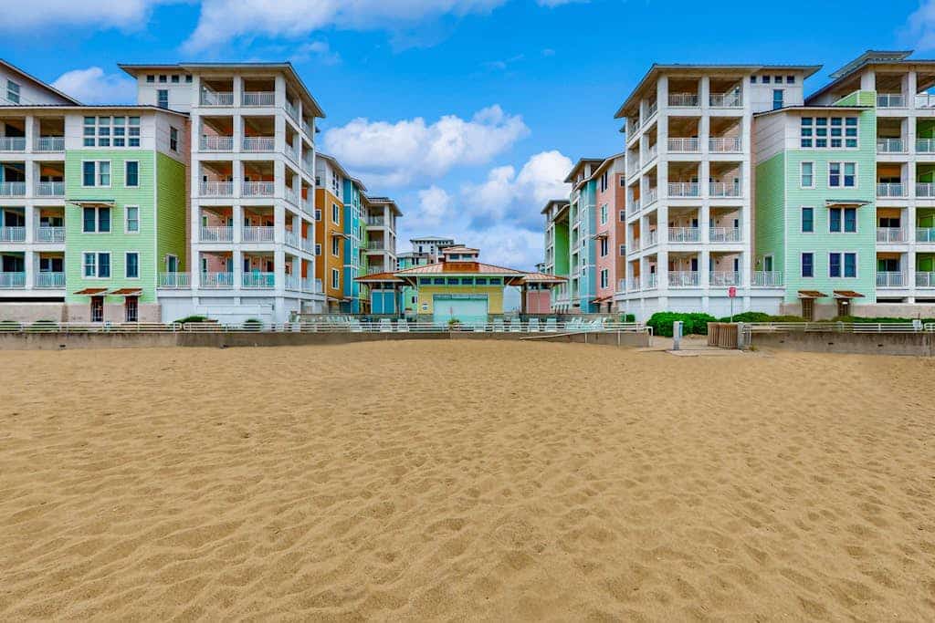 Cozy condo close to beach with AC, W/D, fitness room & pool