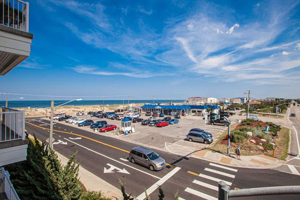 Ocean view condo with balcony, WiFi, on-site pool/gym & easy beach access