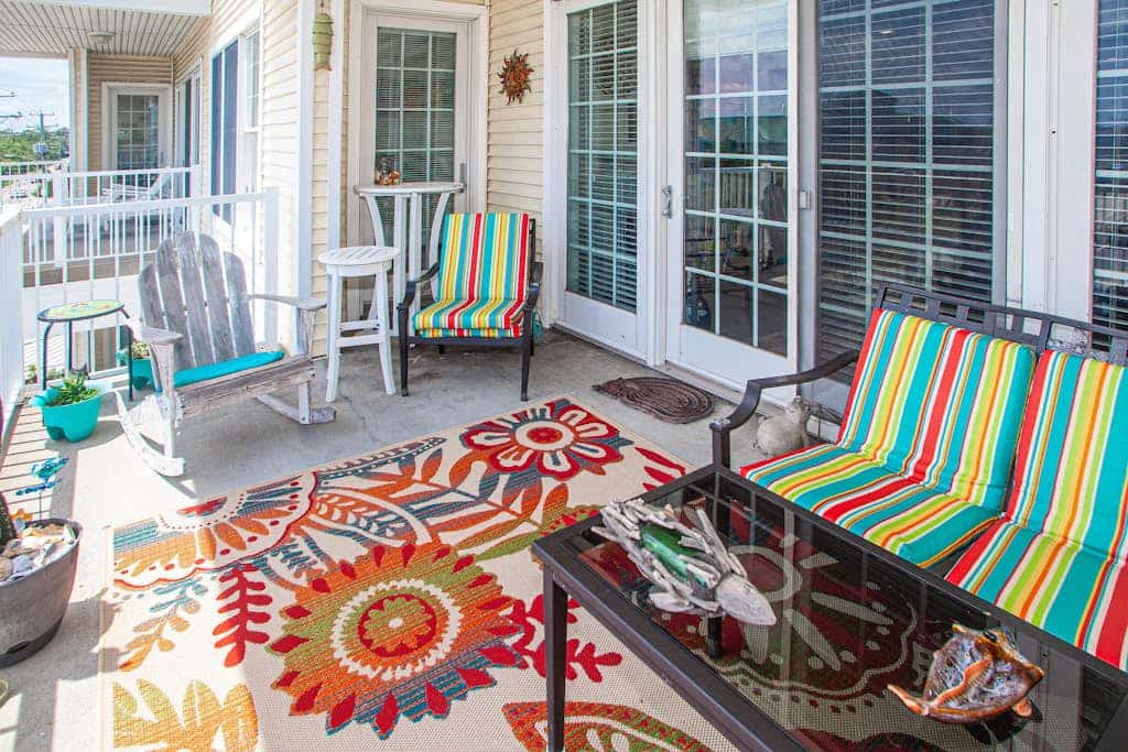 Ocean view condo with balcony, WiFi, on-site pool/gym & easy beach access