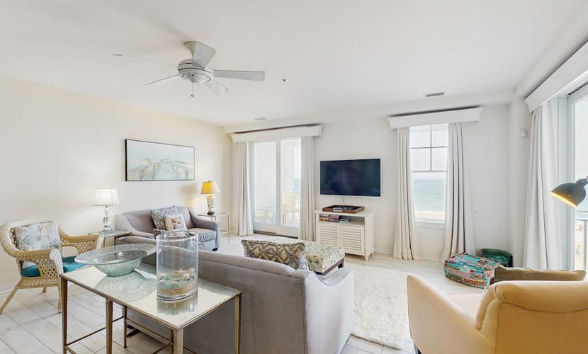 Beachfront condo with magnificent views, balcony, pools & gym