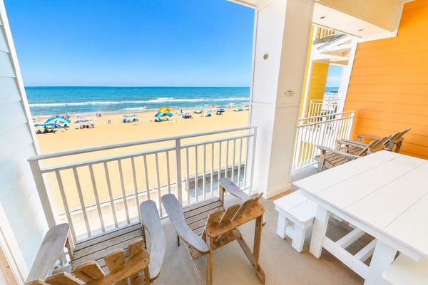 Beachfront condo with magnificent views, balcony, pools & gym