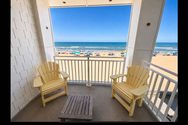 Beachfront condo with magnificent views, balcony, pools & gym